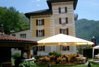 Locanda Villa d  Epoca has rooms with a private hot tub