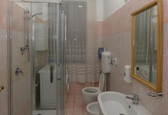 Vacation Venice Rooms has rooms with a private hot tub