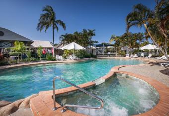 Ivory Palms Resort Noosa has rooms with a private hot tub