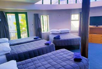 Parklane Motor Lodge has rooms with a private hot tub