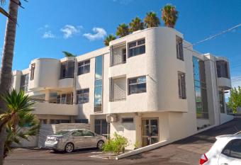 Carnmore Hotel Takapuna has rooms with a private hot tub