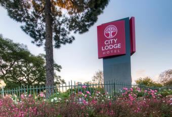 City Lodge Hotel Sandton, Morningside has Smoking rooms
