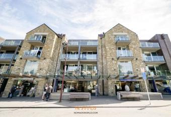 Nomads Queenstown Hostel has Balcony rooms