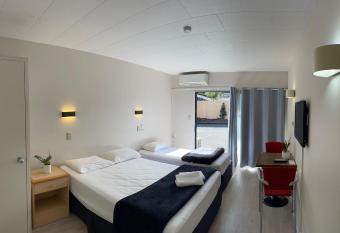 Rayland Epsom Motel has Balcony rooms