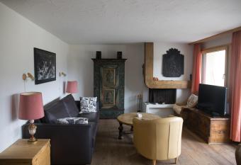 Chesa Mutaun has Balcony rooms