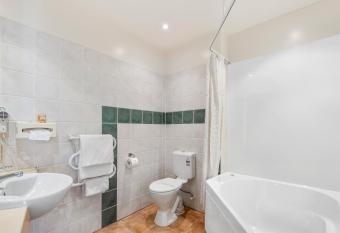 Aristotles North Shore has rooms with a private hot tub