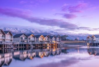 Marsden Lake Resort Central Otago has rooms with a private hot tub
