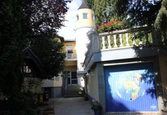 W.I.P. Welt im Park allows 18 year olds to book a room