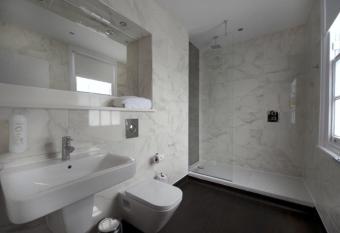 The Greenwood Hotel - Wetherspoon allows 18 year olds to book a room