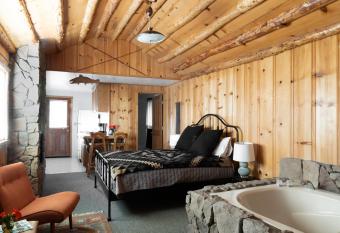 Oak Knoll Lodge has rooms with a private hot tub