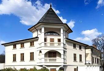 Hotel Paquito allows 18 year olds to book a room