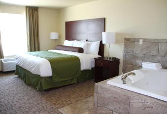 Cobblestone Hotel & Suites - Devils Lake has rooms with a private hot tub