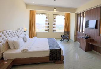 Regenta Central Mewargarh, Near Biological park has rooms with a private hot tub