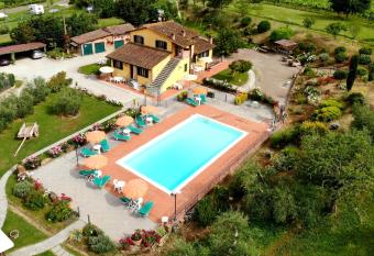 Casa Elisa allows 18 year olds to book a room