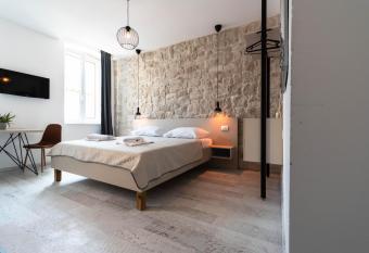 City center studio apartments L&B allows 18 year olds to book a room