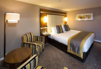 DoubleTree By Hilton Milton Keynes has rooms with a private hot tub