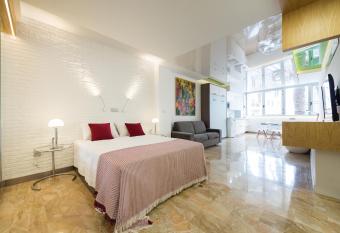 Suites Garden Loft Kandinsky allows 18 year olds to book a room