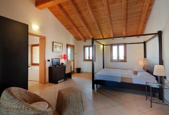 Il Milione Country Hotel has rooms with a private hot tub