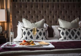 Carlton Hotel has rooms with a private hot tub