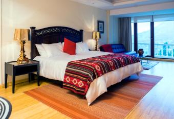 Hotel Medina Del Lago has rooms with a private hot tub