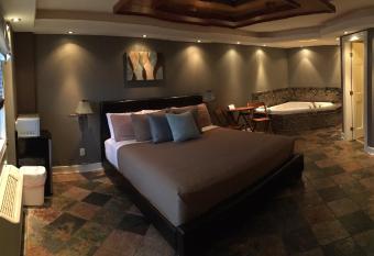 Sunset Motel has rooms with a private hot tub