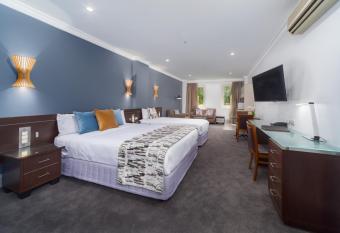 Hyde Park Inn has Balcony rooms