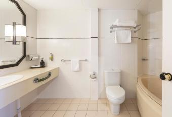 Ramada Diplomat Canberra has rooms with a private hot tub