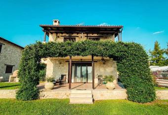 Daphne Villas has Smoking/Balcony rooms