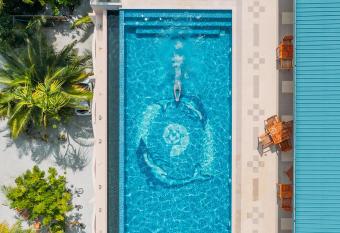 Season Paradise has rooms with a private hot tub