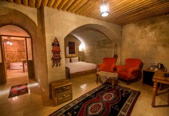 Caldera Cave Hotel & Restaurant has rooms with a private hot tub