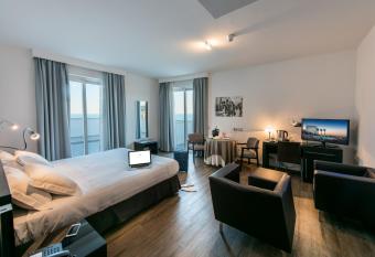 Sea Lion Hotel has Balcony rooms