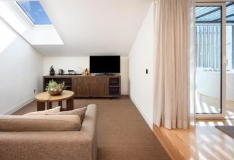 Inspira Liberdade Boutique Hotel has rooms with a private hot tub