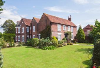 Newtown House Hotel allows 18 year olds to book a room