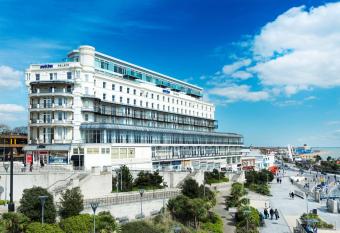 Park Inn by Radisson Palace allows 18 year olds to book a room