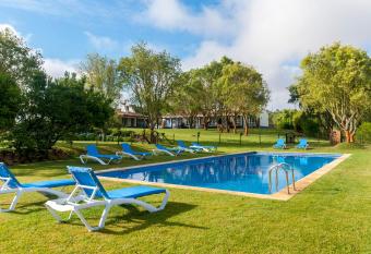 Monte Da Galrixa allows 18 year olds to book a room