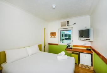 ibis Budget Brisbane Airport allows 18 year olds to book a room