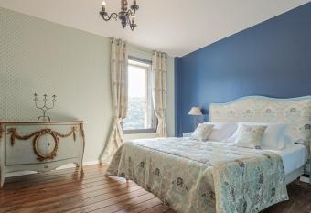 Le Relais Des Chartreuses has Balcony rooms