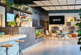 Greet Hotel Paris porte de la Chapelle - Ar  na allows 18 year olds to book a room