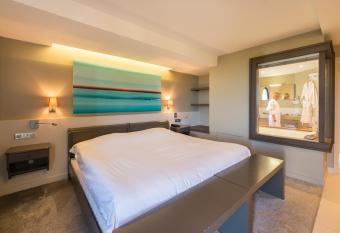 Hostellerie de la Pointe Saint-Mathieu - SPA & Restaurant allows 18 year olds to book a room