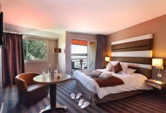 H  tel du Golf de l Ailette, The Originals Relais (Qualys-Hotel) has Balcony rooms