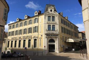 H  tel de France allows 18 year olds to book a room