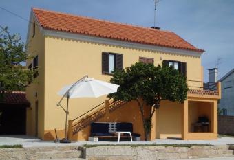 Casa do Av   Grande allows 18 year olds to book a room