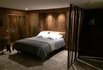 Le Clos Des Sens has rooms with a private hot tub