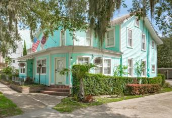 The Heirloom Inn has Balcony rooms