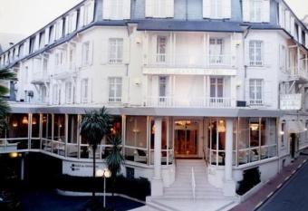 H  tel Jeanne d Arc allows 18 year olds to book a room