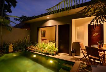 Ubud Wana Villa has rooms with a private hot tub