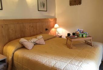 Maison Colombot has Balcony rooms