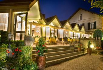 H  tel & Restaurant Le Relais d Aumale allows 18 year olds to book a room