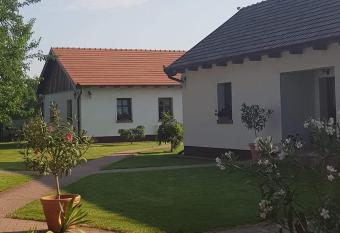 T  th Vend  gh  z   s Apartmanh  z   jfeh  rt   has Balcony rooms