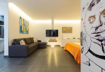 Suites Garden Loft Miro allows 18 year olds to book a room